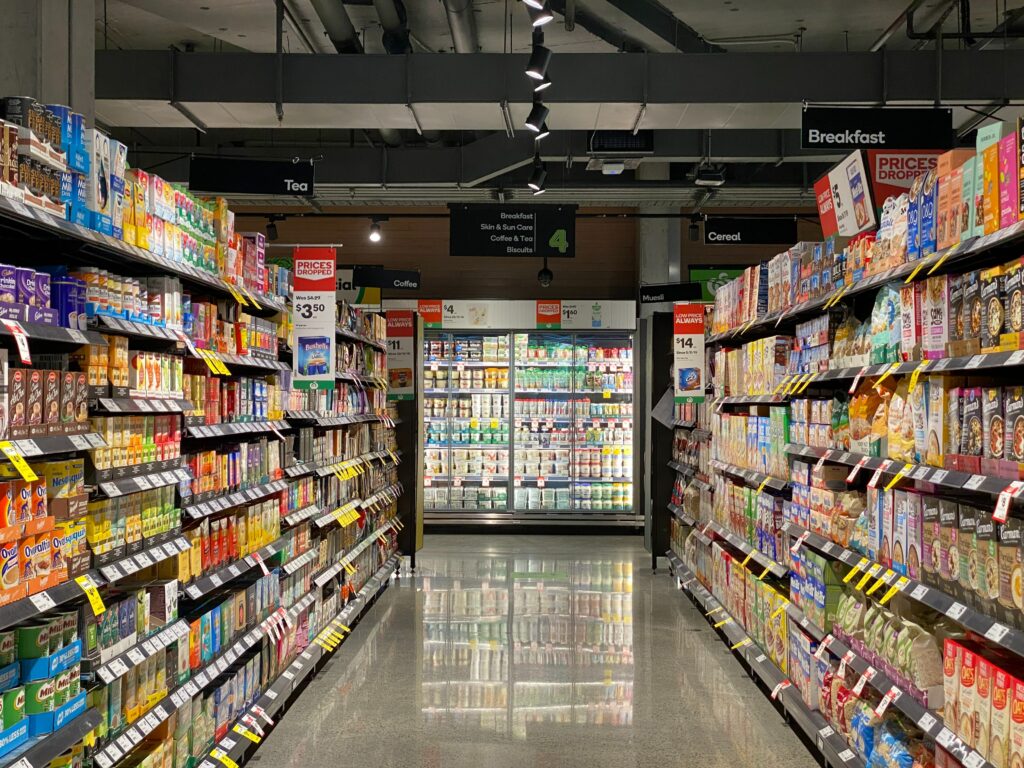 An aisle in a grocery store filled with different types of prepared food.